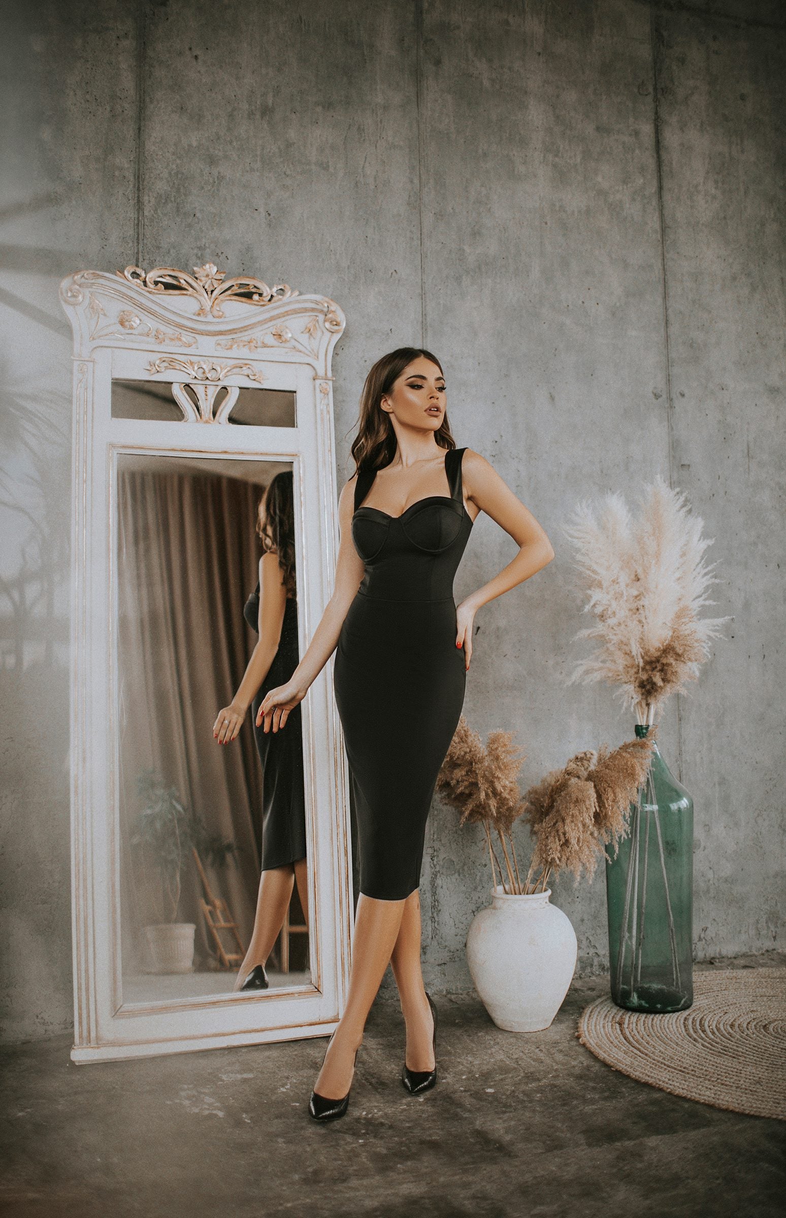 black bodycon dress